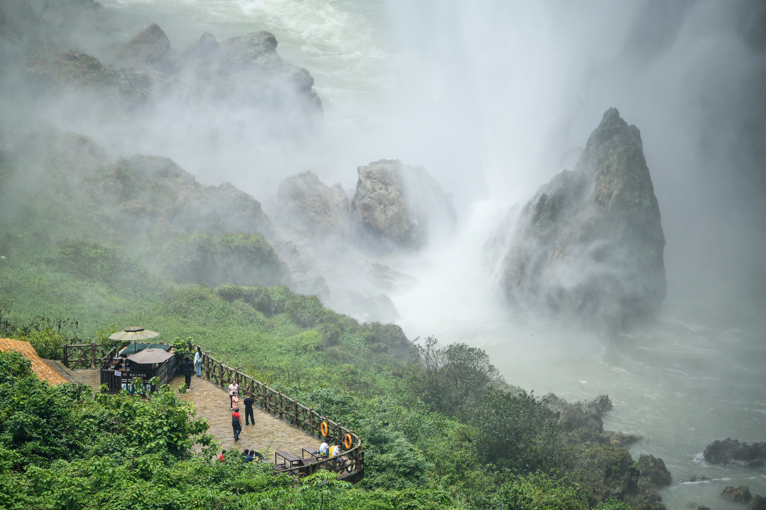 1688720390219389.jpg 487029 On May 26, tourists visited Malinghe Canyon, Xingyi City, Qianxinan Buyei and Miao Autonomous Prefecture, Guizhou Province jpg